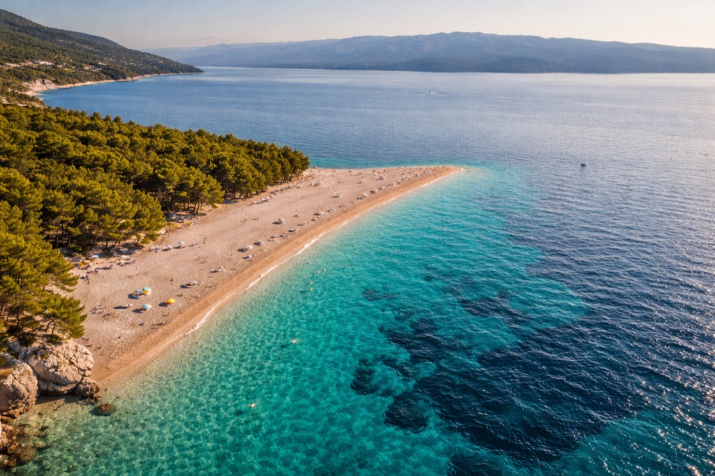 Plaża Zlatni Rat na Braču we wrześniu