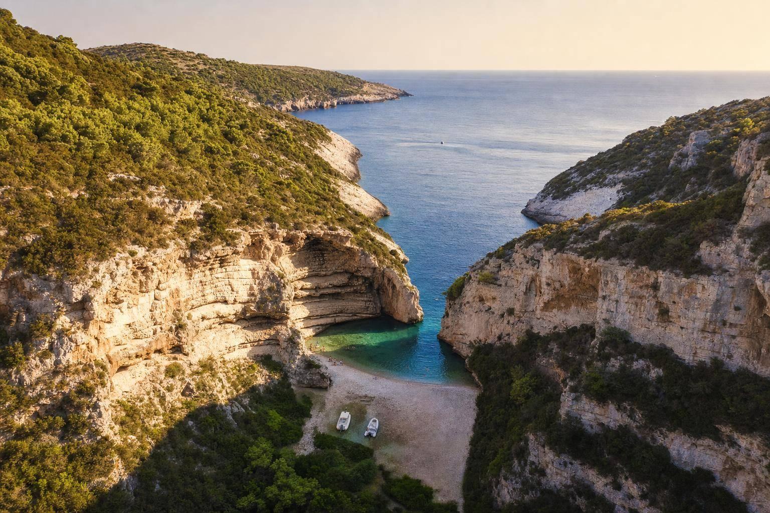 Wyspa Vis – co zobaczyć, Błękitna Grota i plaża Stiniva (jak dojechać)