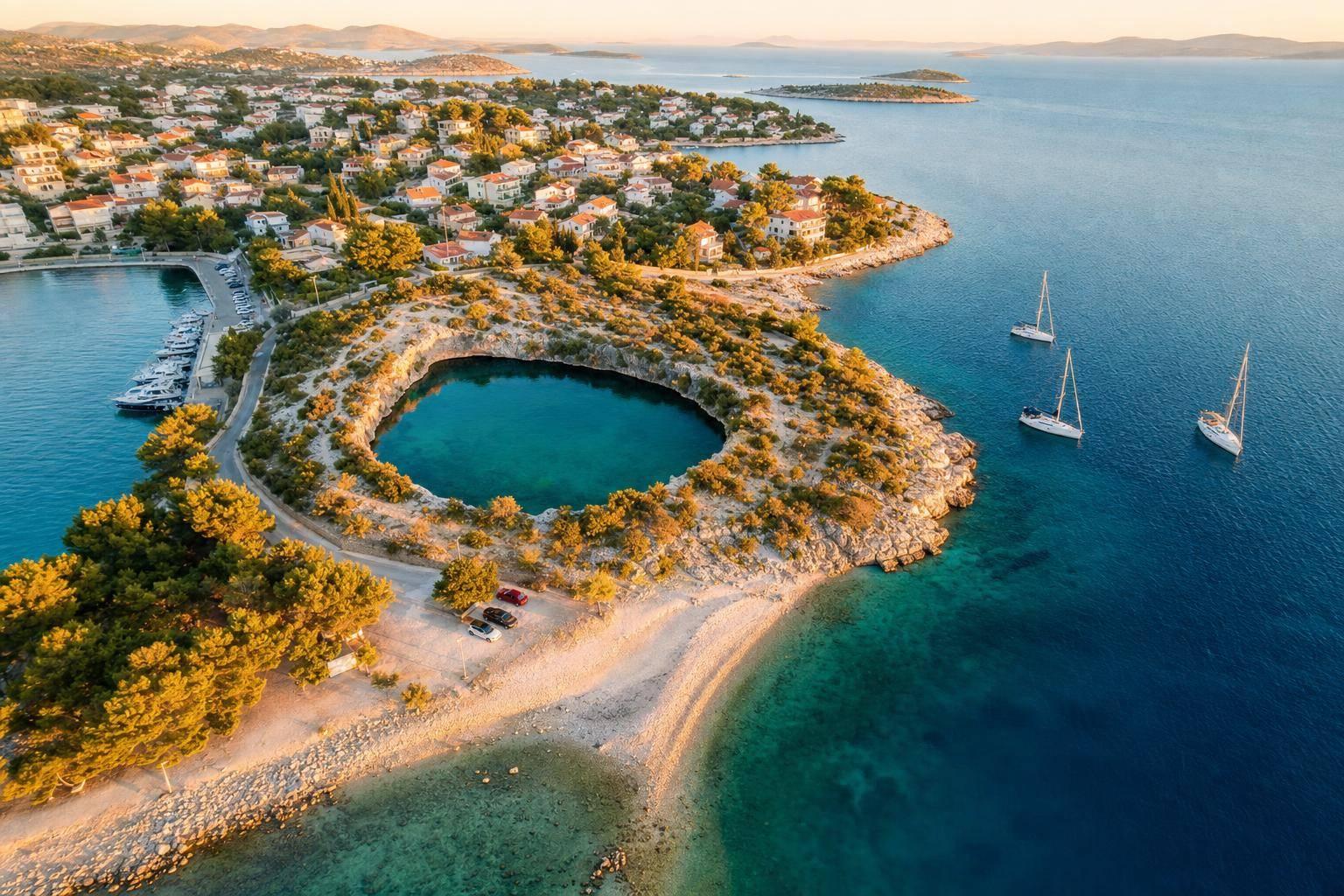 Rogoznica – spokojna baza między Szybenikiem a Trogirem (plaże, Zmajevo Oko)